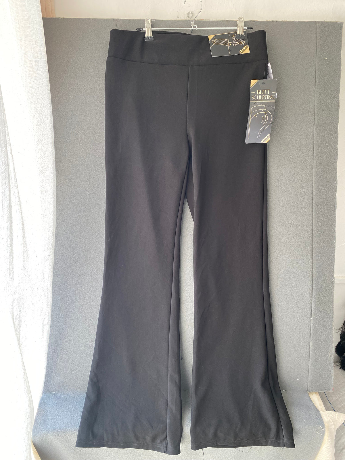 Pantalon évasé noir gainant