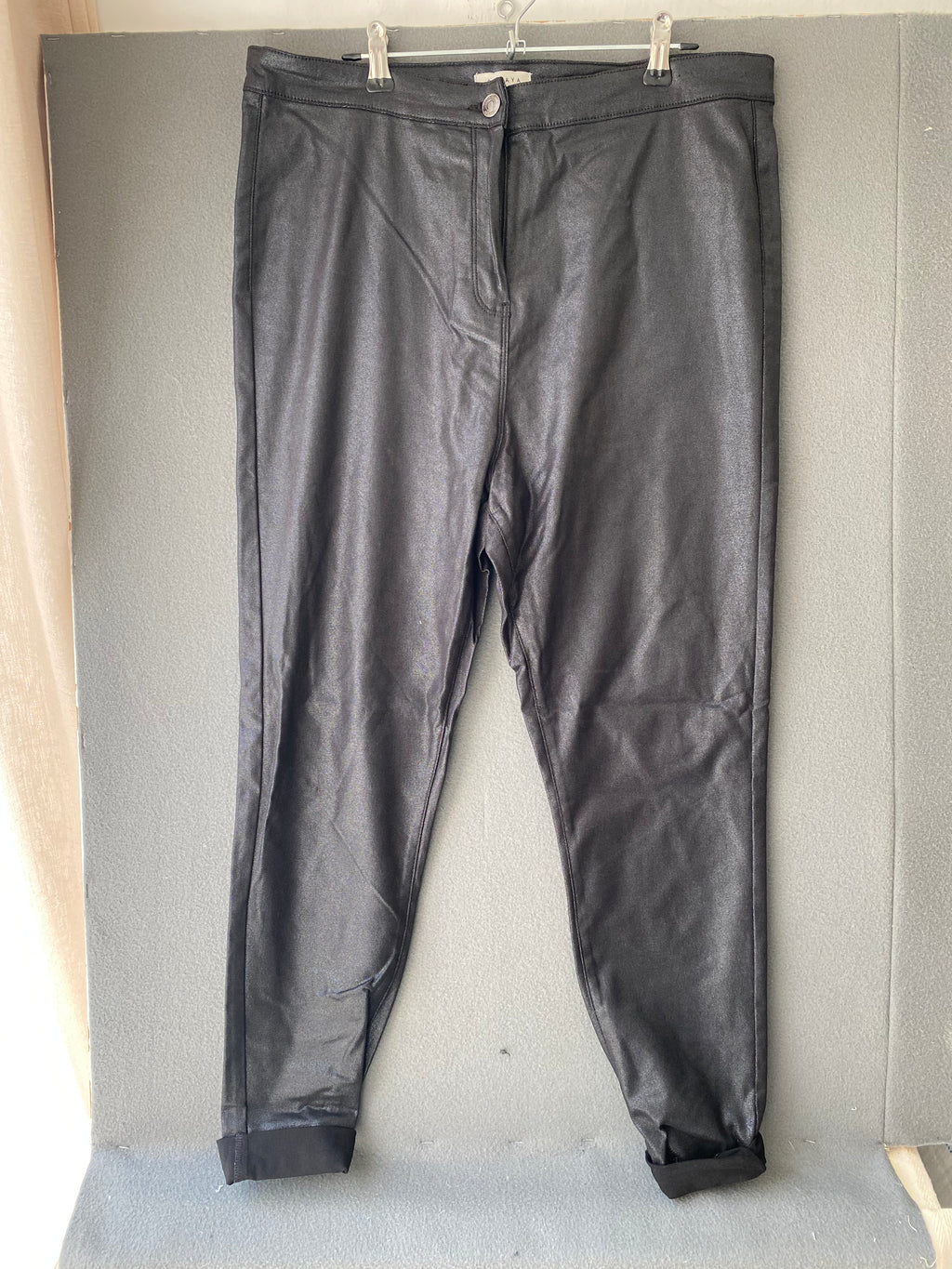 Pantalon noir enduit brillant taille haute