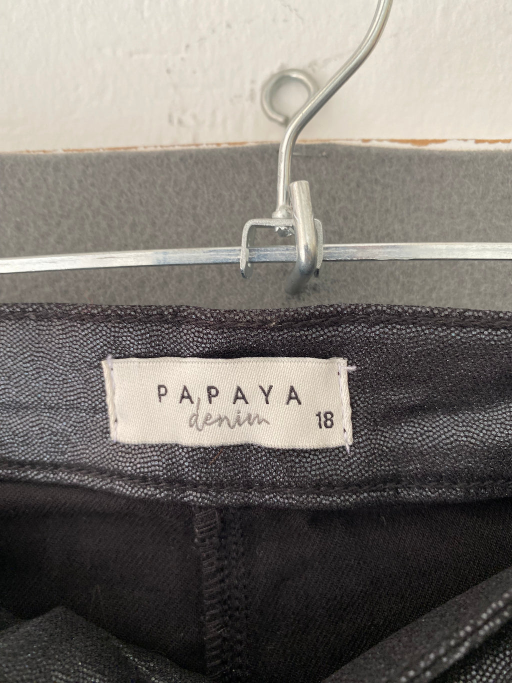 Pantalon noir enduit brillant taille haute