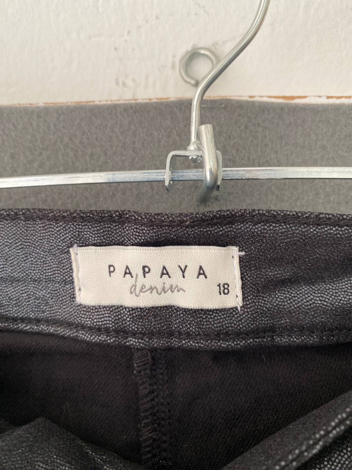 Pantalon noir enduit brillant taille haute