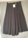 Jupe short midi plissée asymétrique noire à boutons dorés