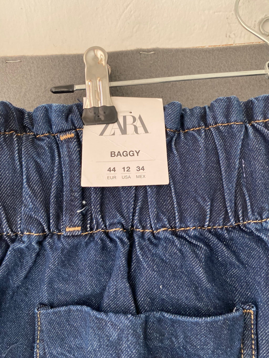 Jean large à taille élastique et ourlet brut