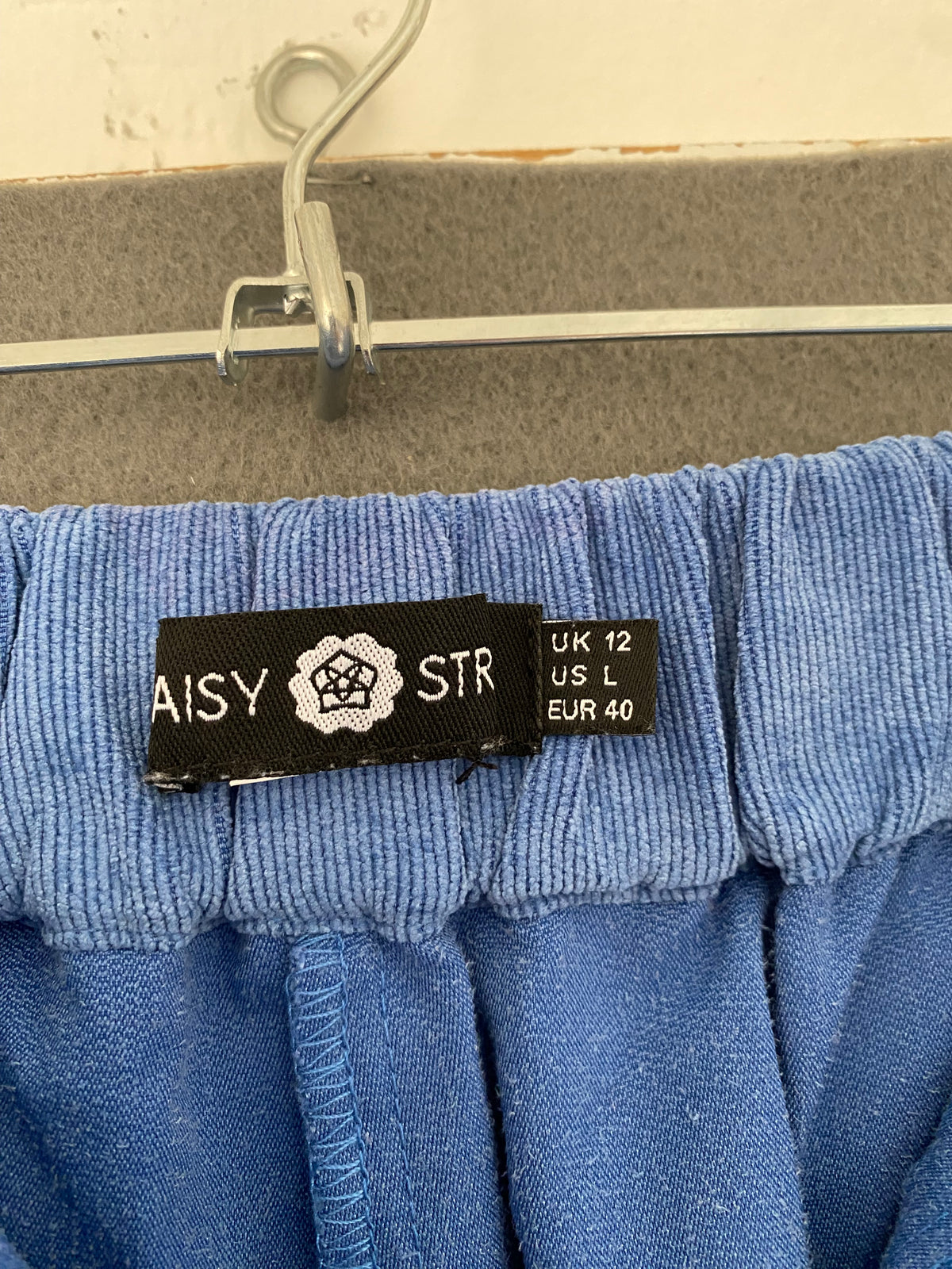 Pantalon en velours côtelé bleu à pinces