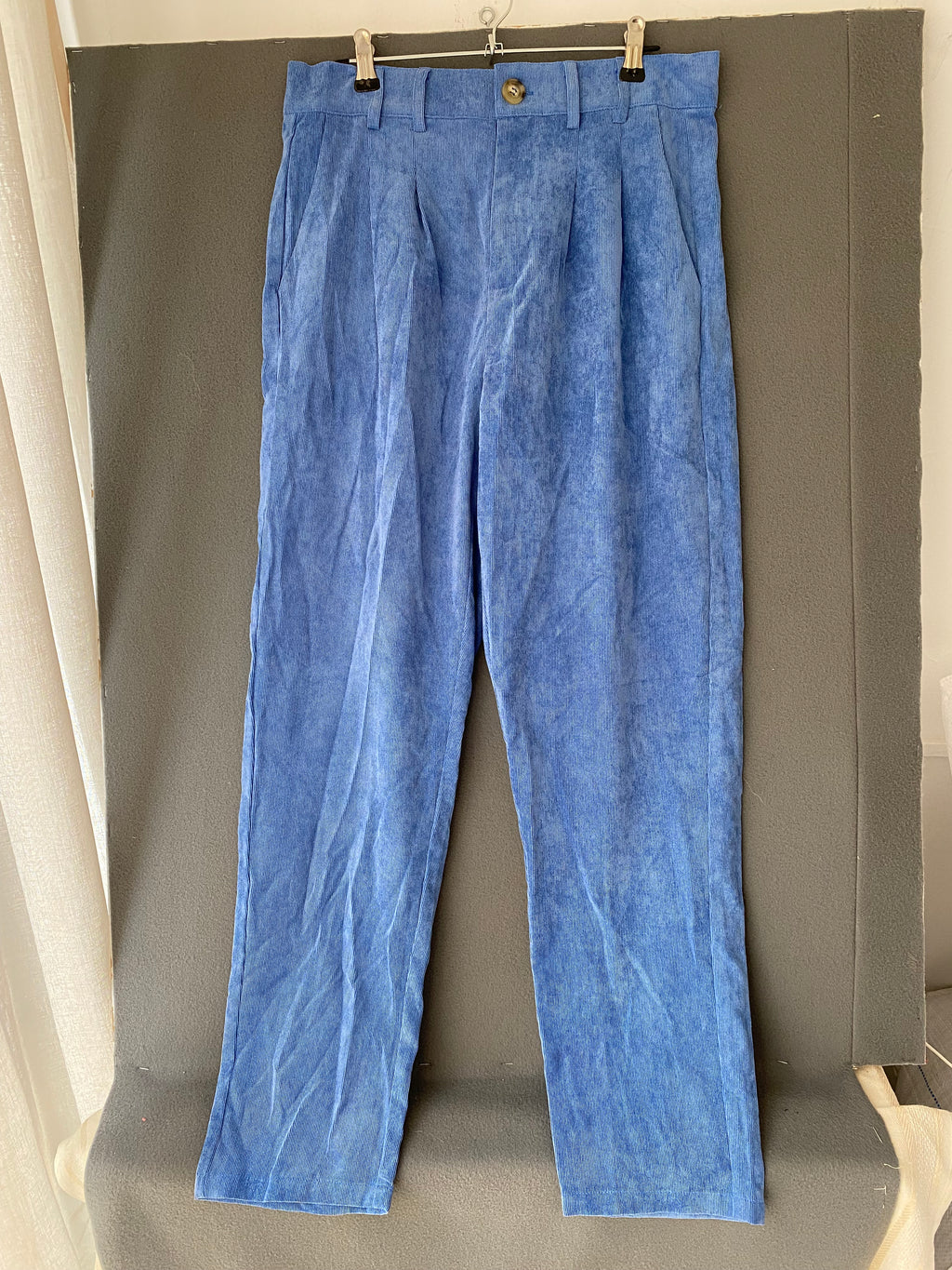 Pantalon en velours côtelé bleu à pinces
