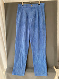 Pantalon en velours côtelé bleu à pinces