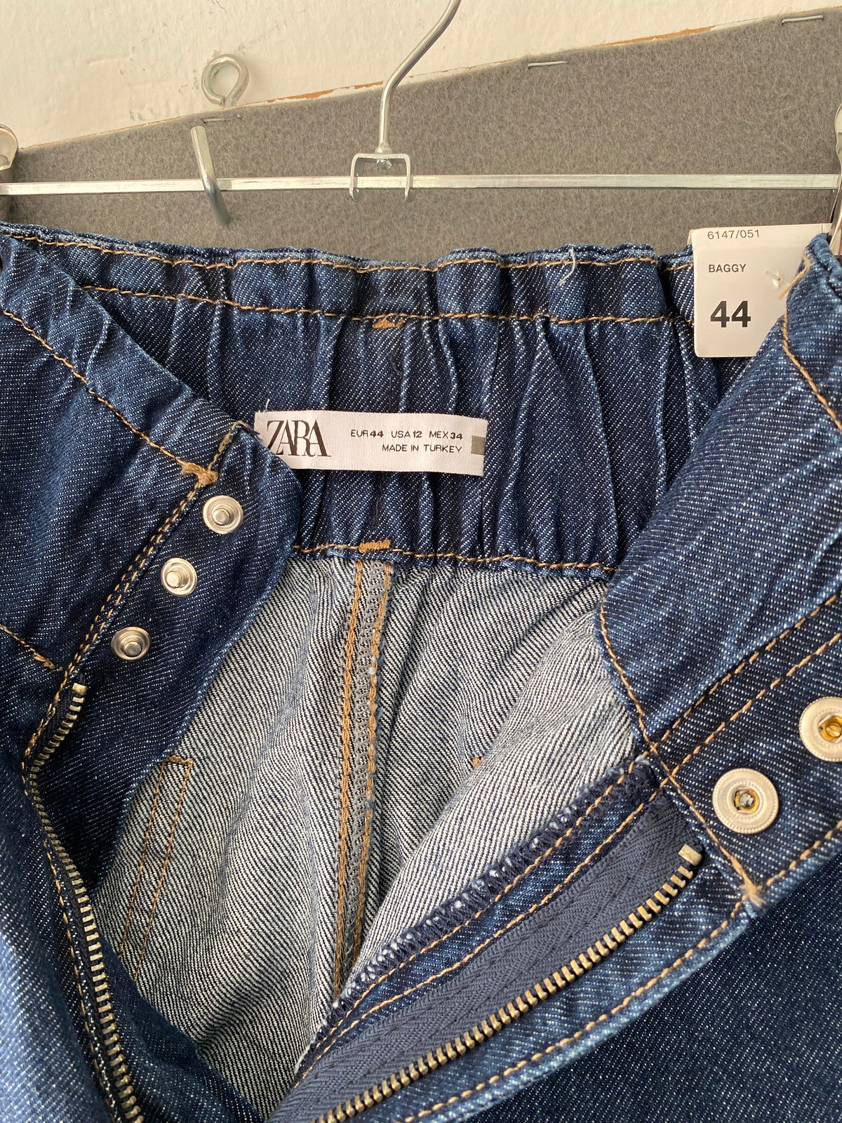 Jean large à taille élastique et ourlet brut