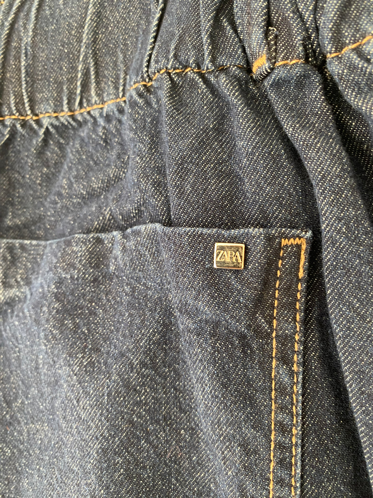 Jean large à taille élastique et ourlet brut