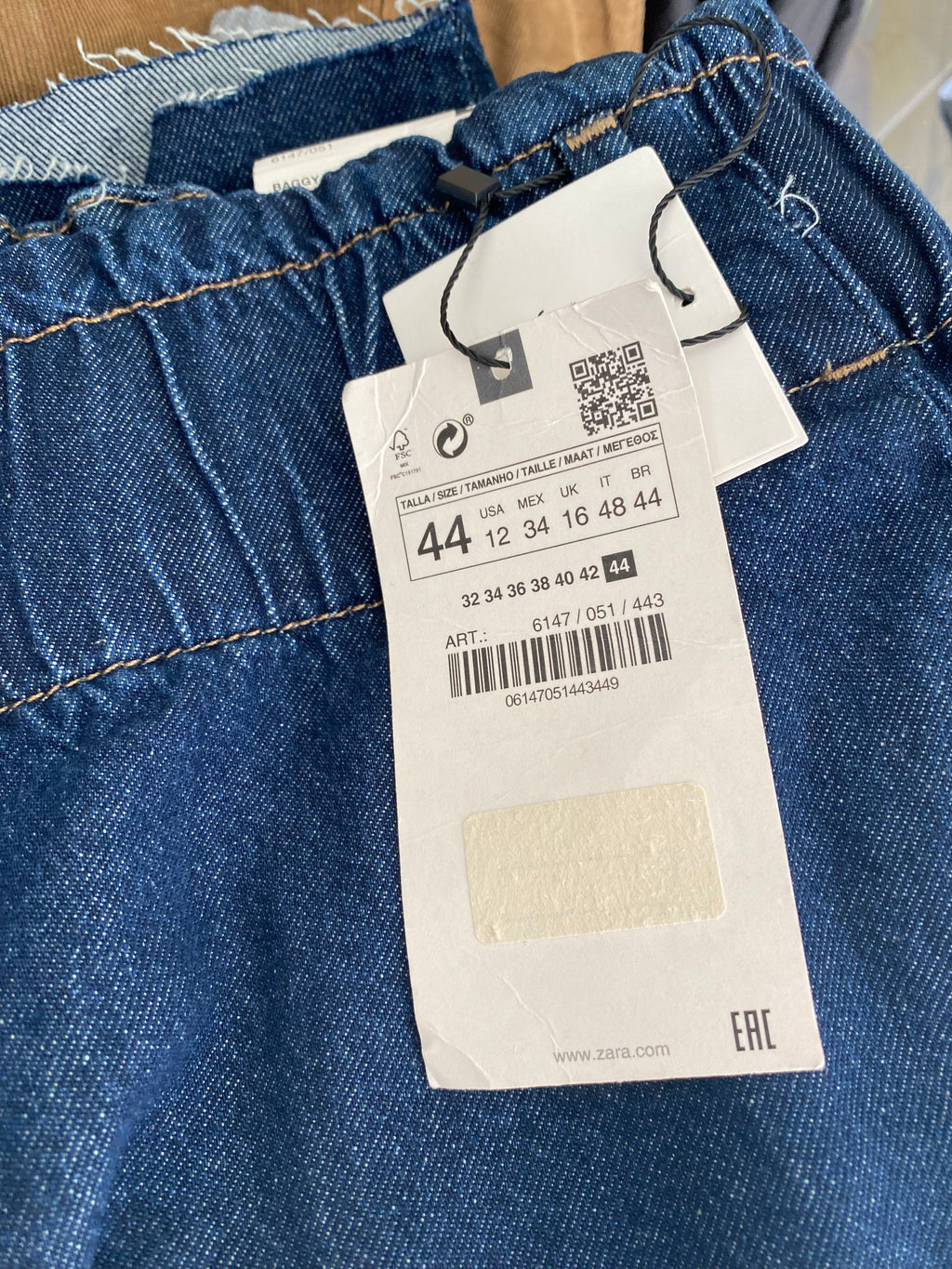 Jean large à taille élastique et ourlet brut