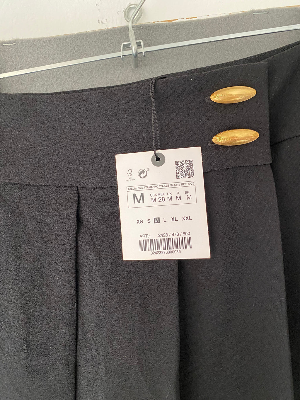 Jupe short midi plissée asymétrique noire à boutons dorés