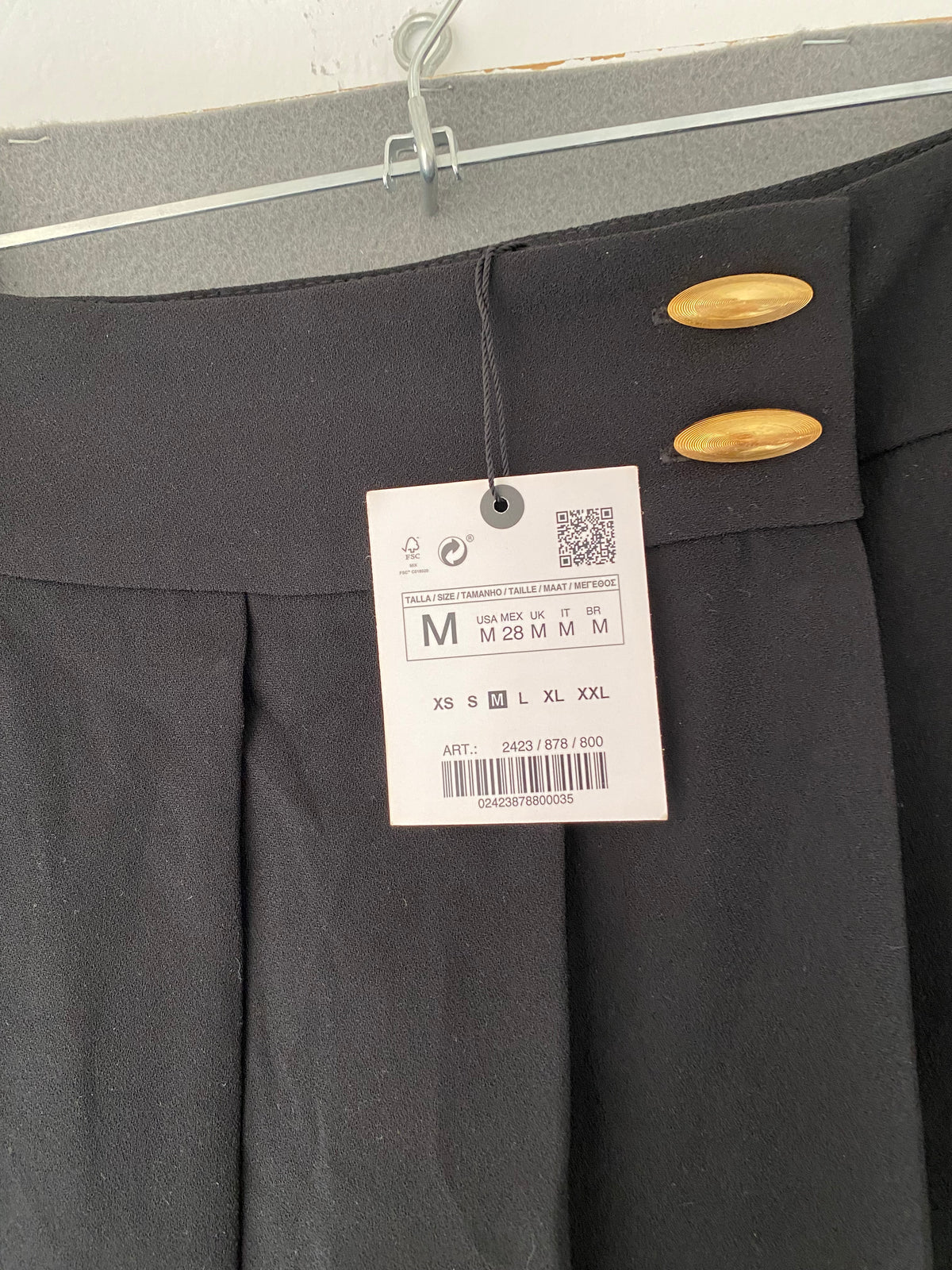 Jupe short midi plissée asymétrique noire à boutons dorés