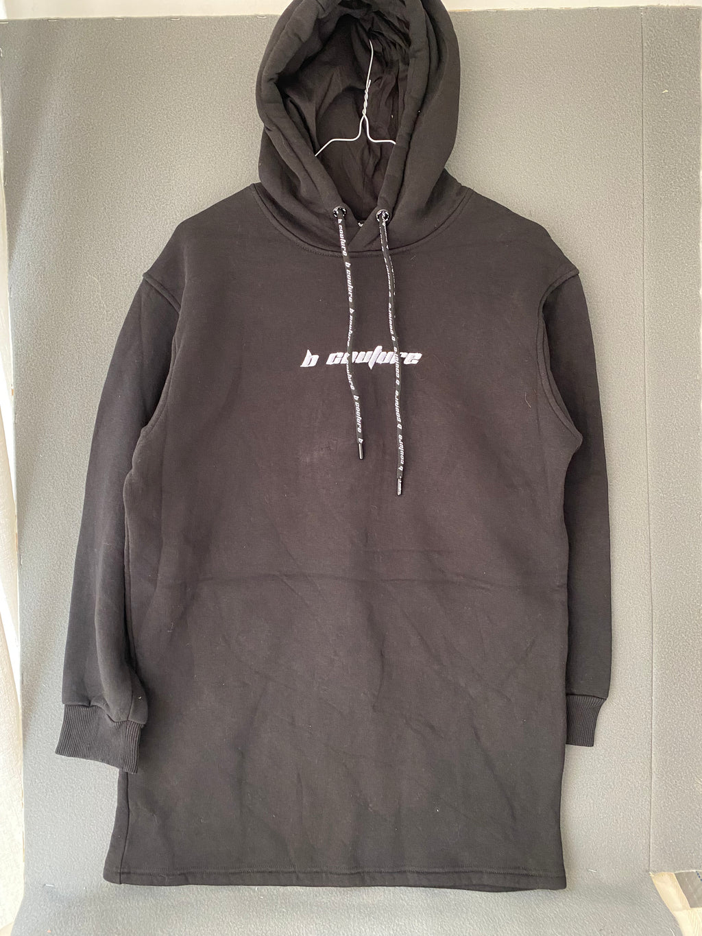 Robe sweat à capuche noire brodée
