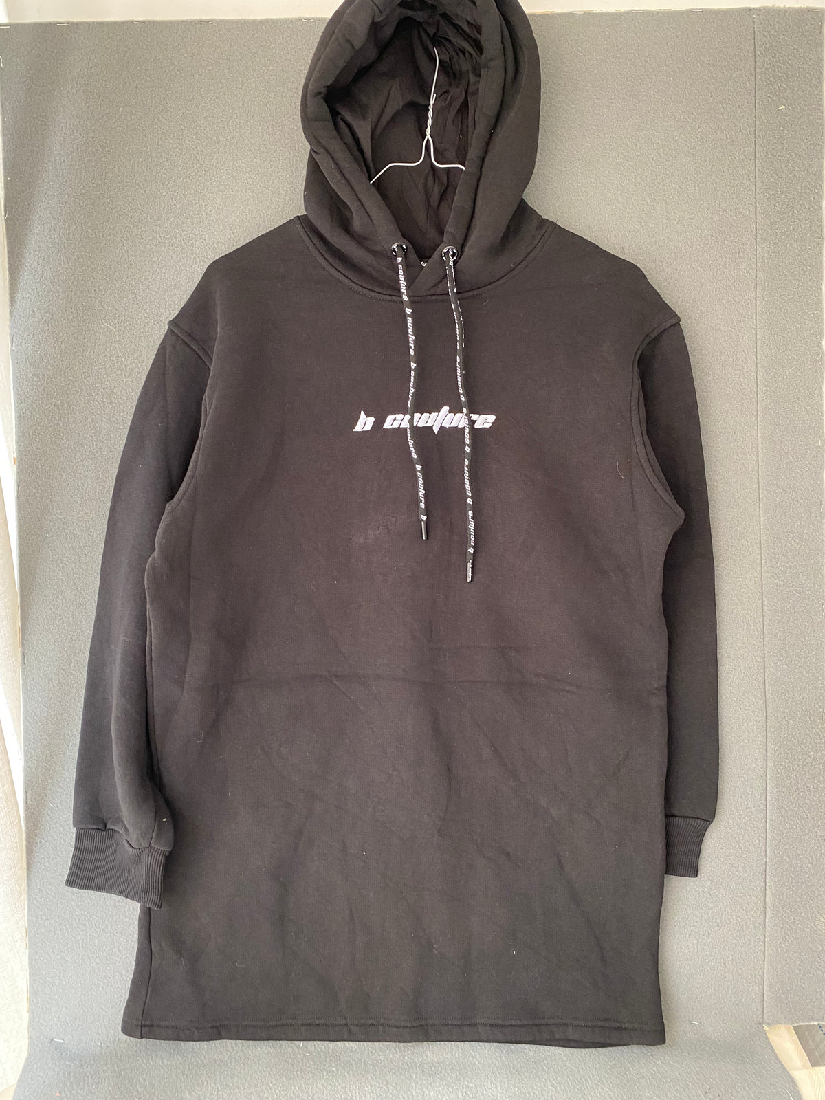 Robe sweat à capuche noire brodée