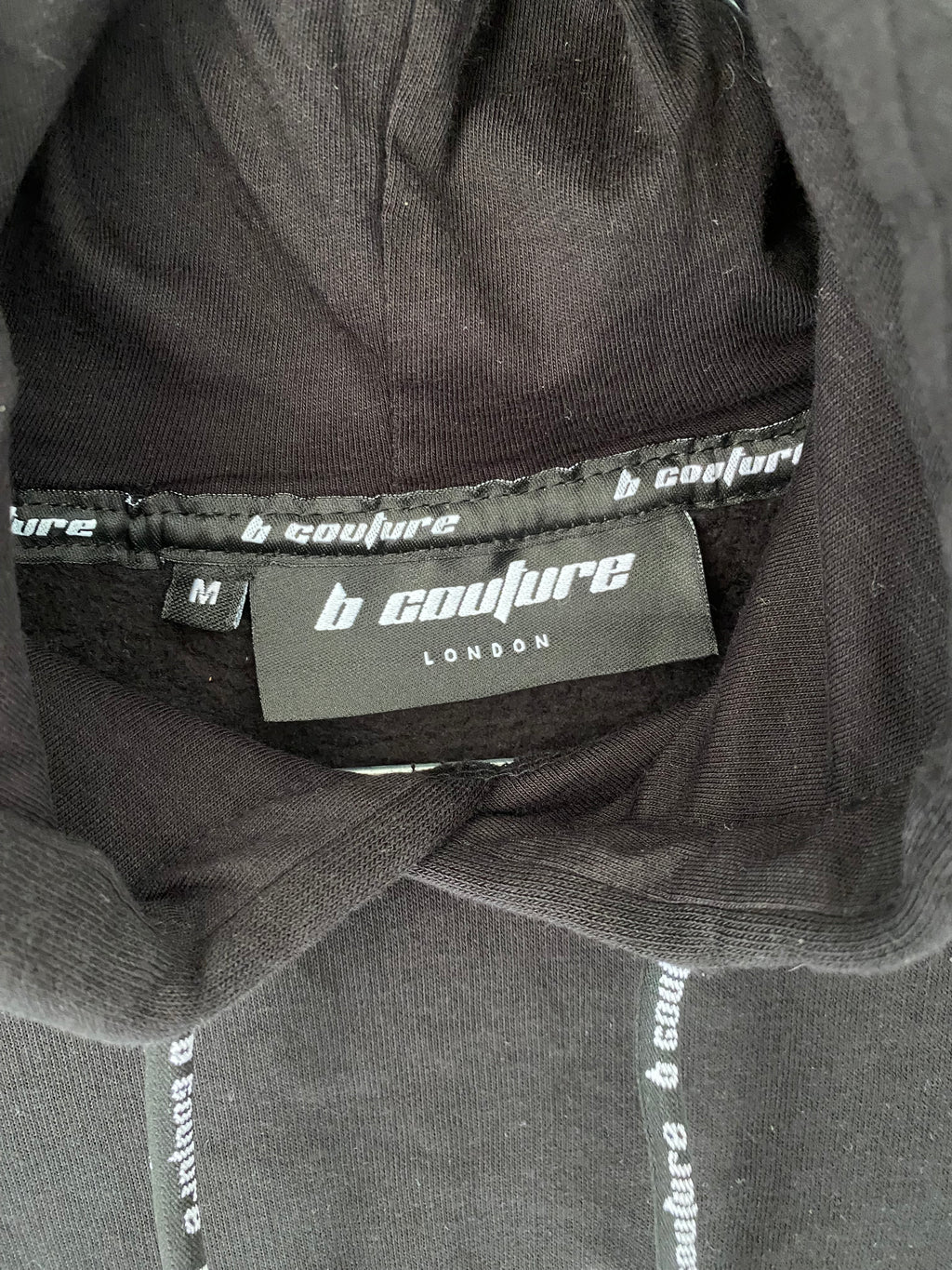 Robe sweat à capuche noire brodée