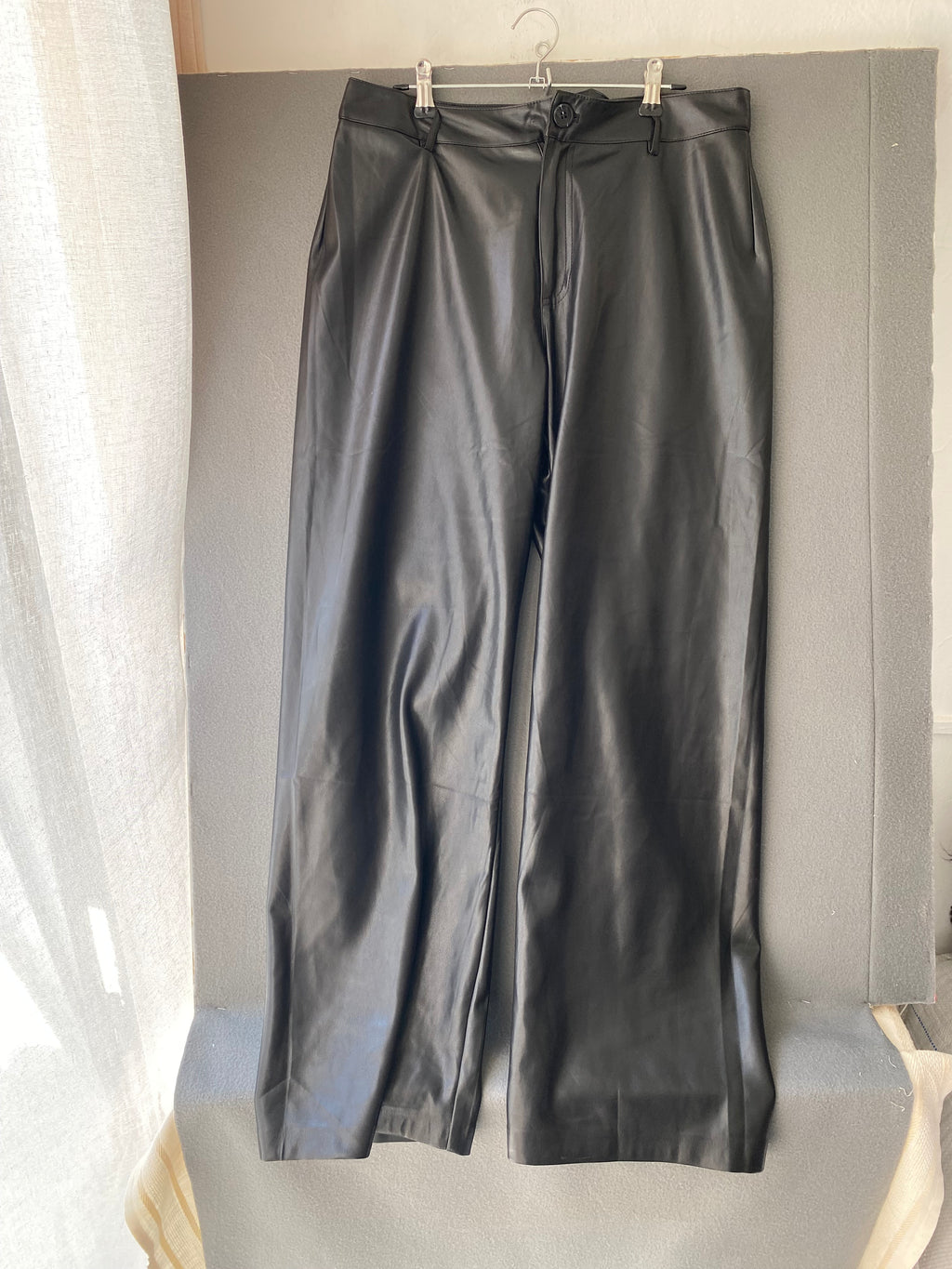 Pantalon large en simili cuir noir taille haute