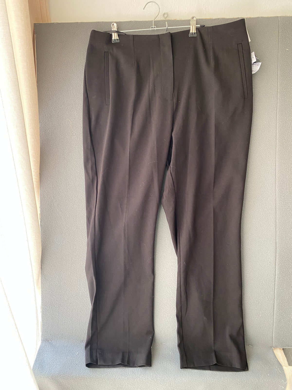 Pantalon noir fuselé taille haute