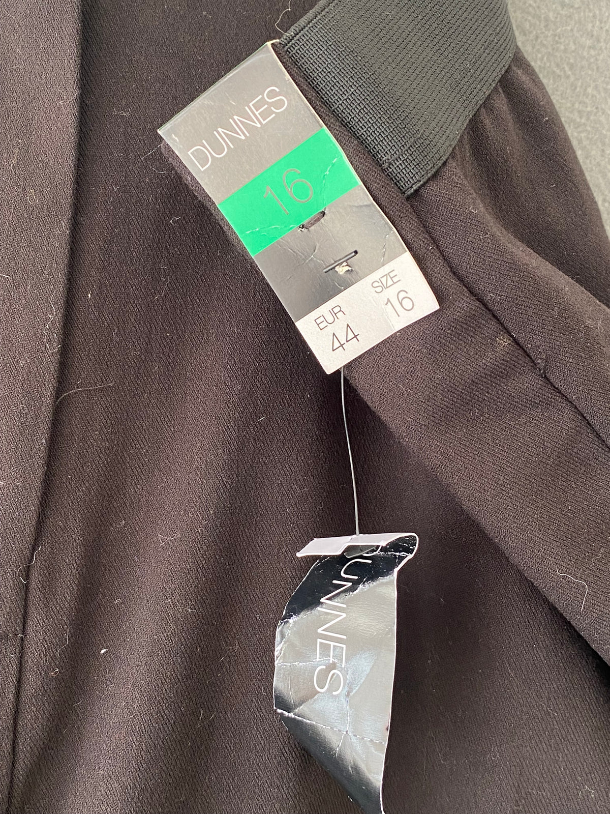 Pantalon noir fuselé taille haute